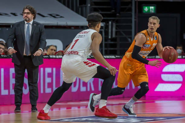 的赛场上立 的赛场上立